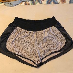 Lululemon Hotty Hot Shorts 2.5” Sz 8